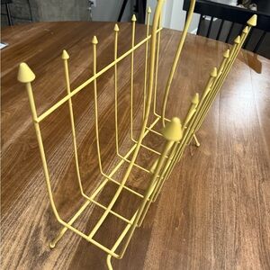 Excellent condition Vintage Yellow Metal magazine Rack